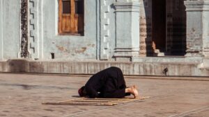 Benefits of praying Dhuhr